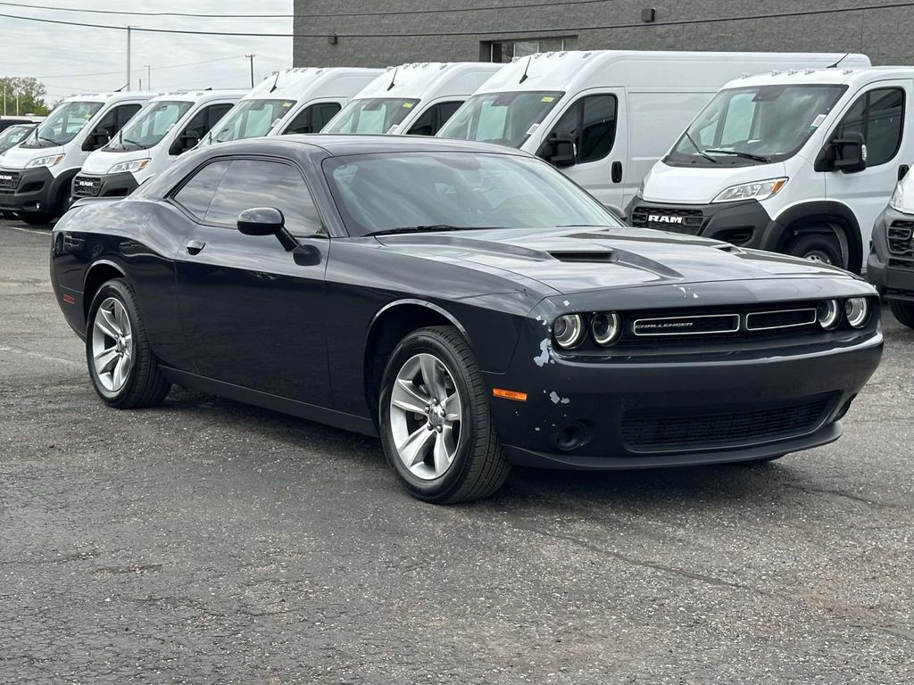 2016 Dodge Challenger SXT's photo
