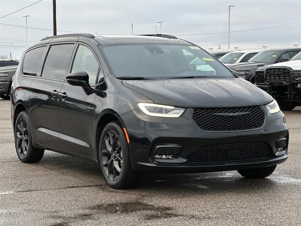 2026 Chrysler Pacifica Limited's photo