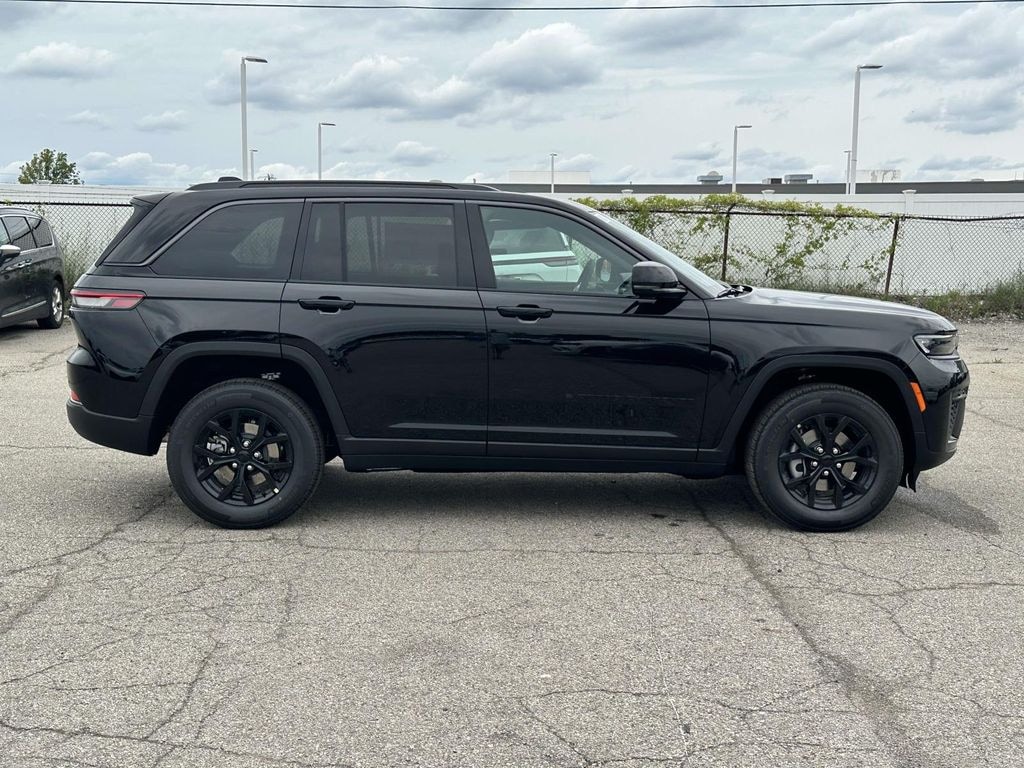 New 2026 Jeep Grand Cherokee Laredo Sport Utility
