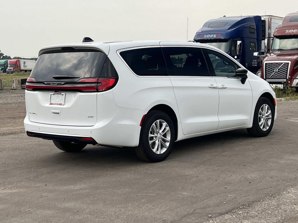 New 2027 Chrysler Pacifica Select Passenger Van