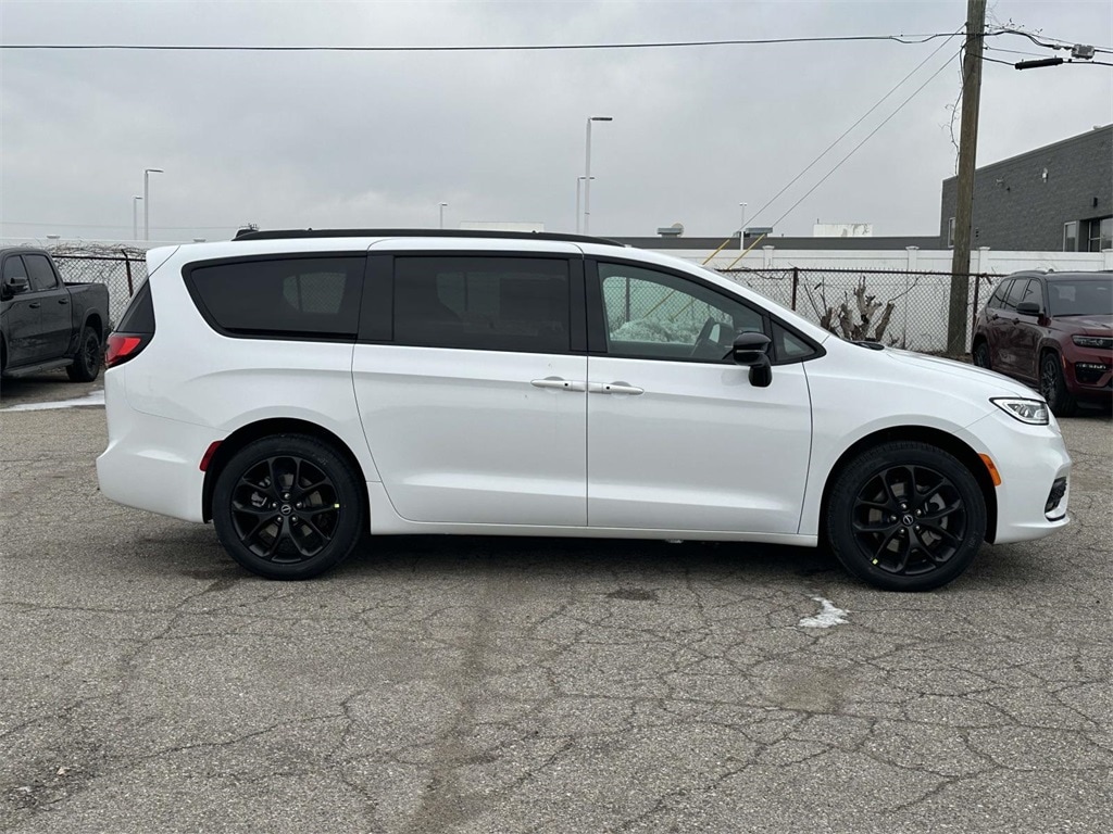 New 2026 Chrysler Pacifica Select Passenger Van