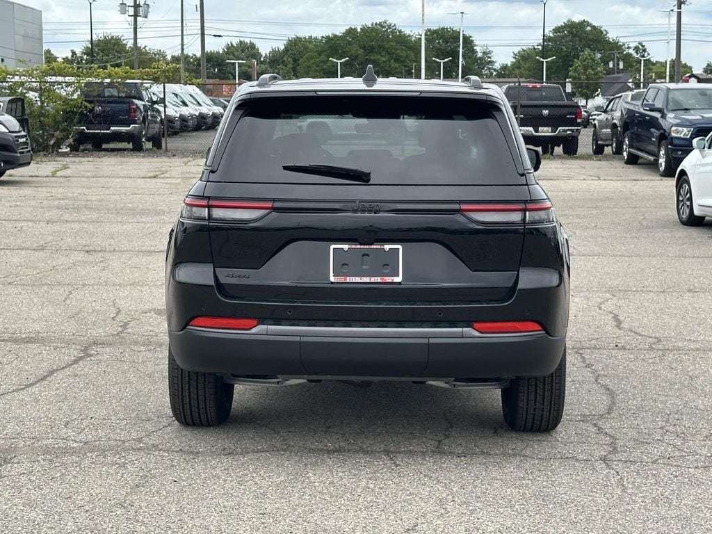 New 2026 Jeep Grand Cherokee Laredo Sport Utility