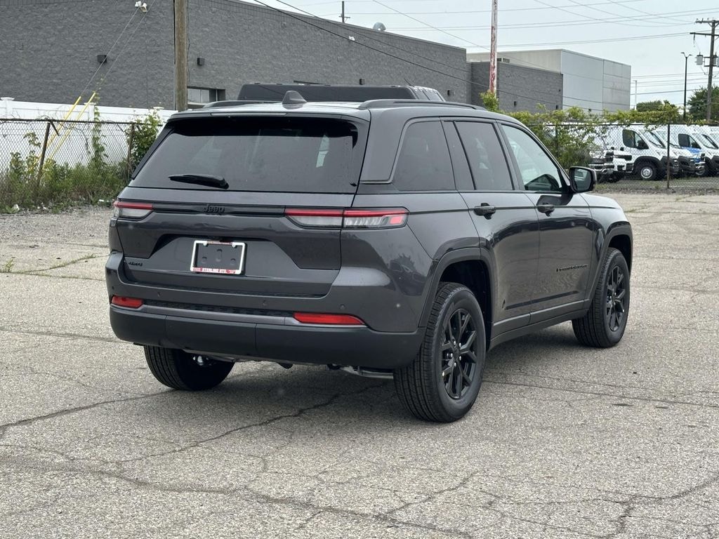 New 2026 Jeep Grand Cherokee Laredo Sport Utility