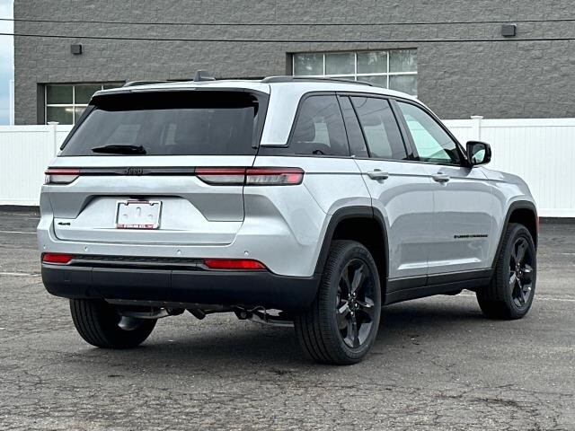 2025 Jeep Grand Cherokee Laredo photo 3