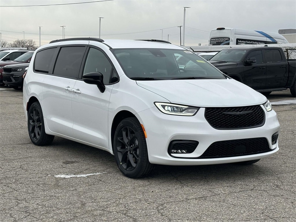 2026 Chrysler Pacifica Select's photo