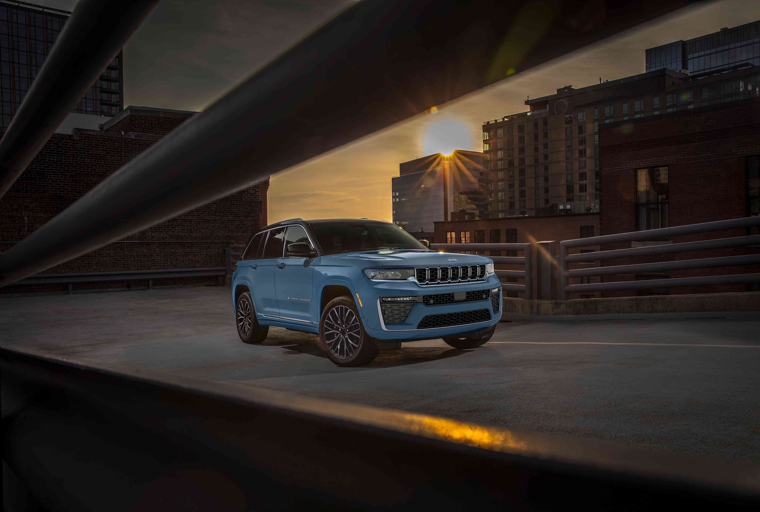 Exterior design of Jeep Grand Cherokee in the city