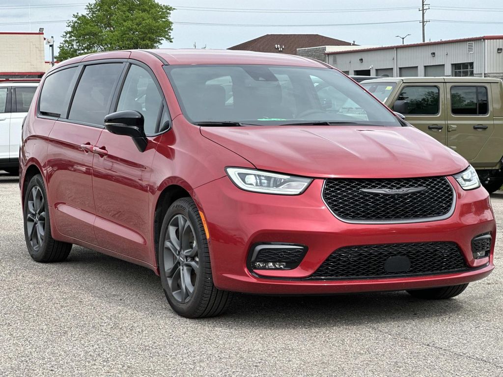 2026 Chrysler Pacifica Select's photo