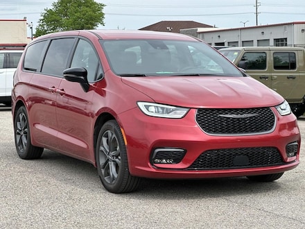 Demo 2026 Chrysler Pacifica Select Passenger Van for sale in Sterling Heights MI