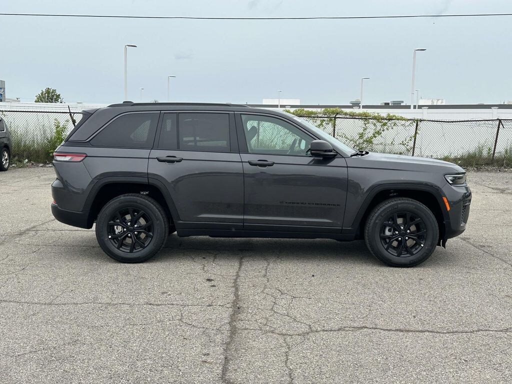 New 2026 Jeep Grand Cherokee Laredo Sport Utility