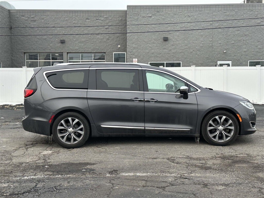 2019 Chrysler Pacifica Limited photo 2