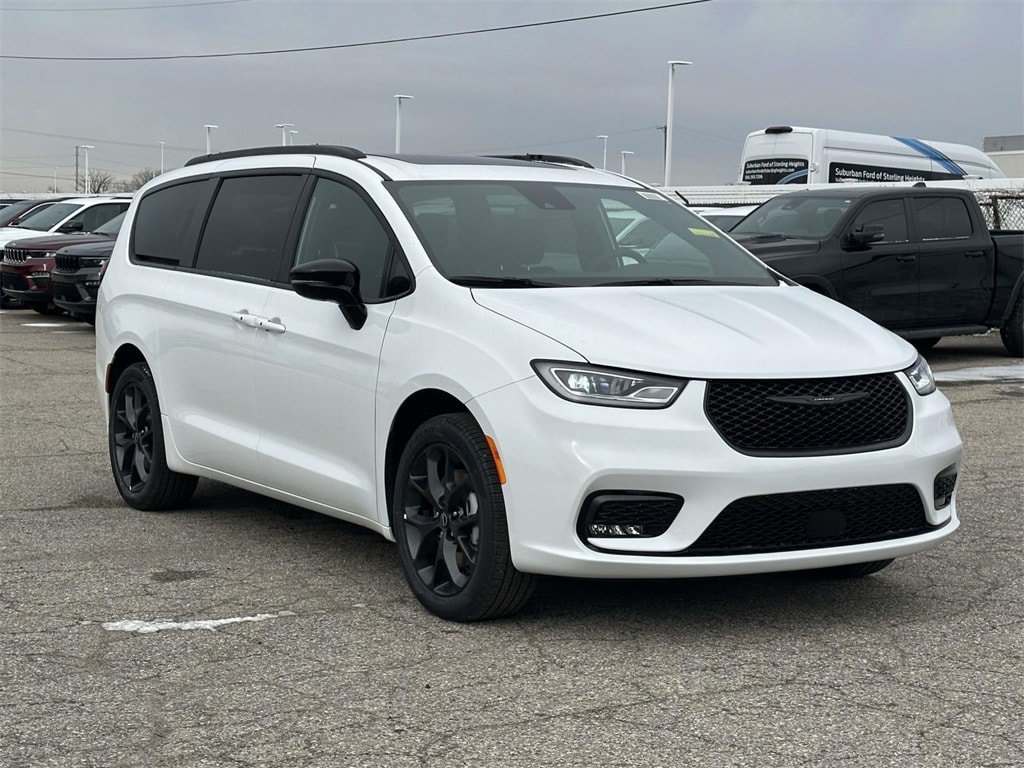 2026 Chrysler Pacifica Limited's photo