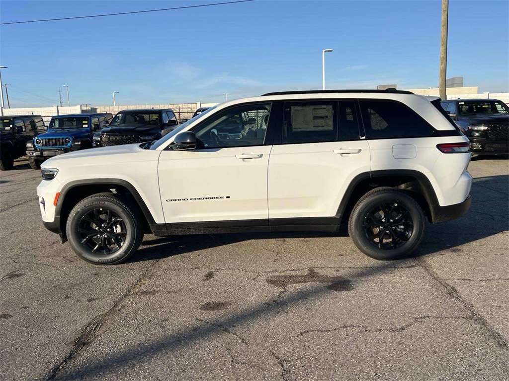 New 2025 Jeep Grand Cherokee Laredo Sport Utility