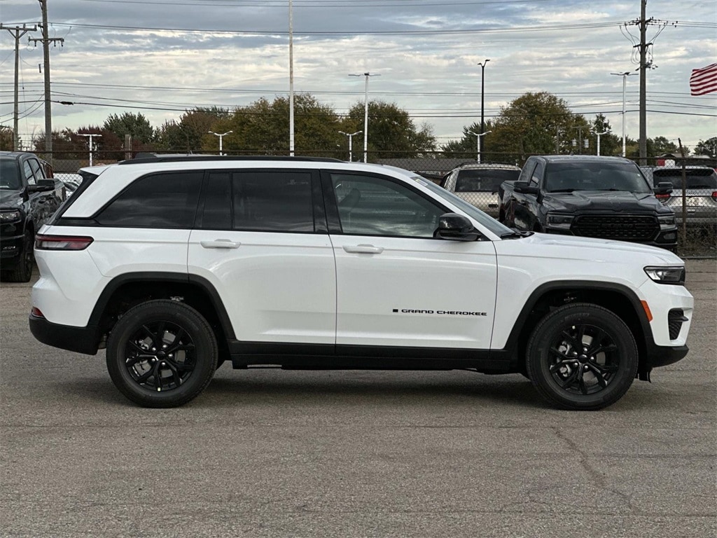 New 2025 Jeep Grand Cherokee Laredo Sport Utility