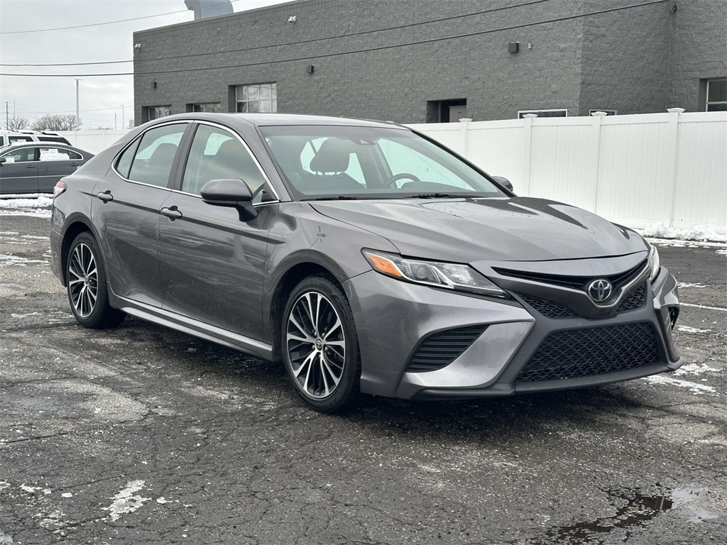 2020 Toyota Camry SE's photo