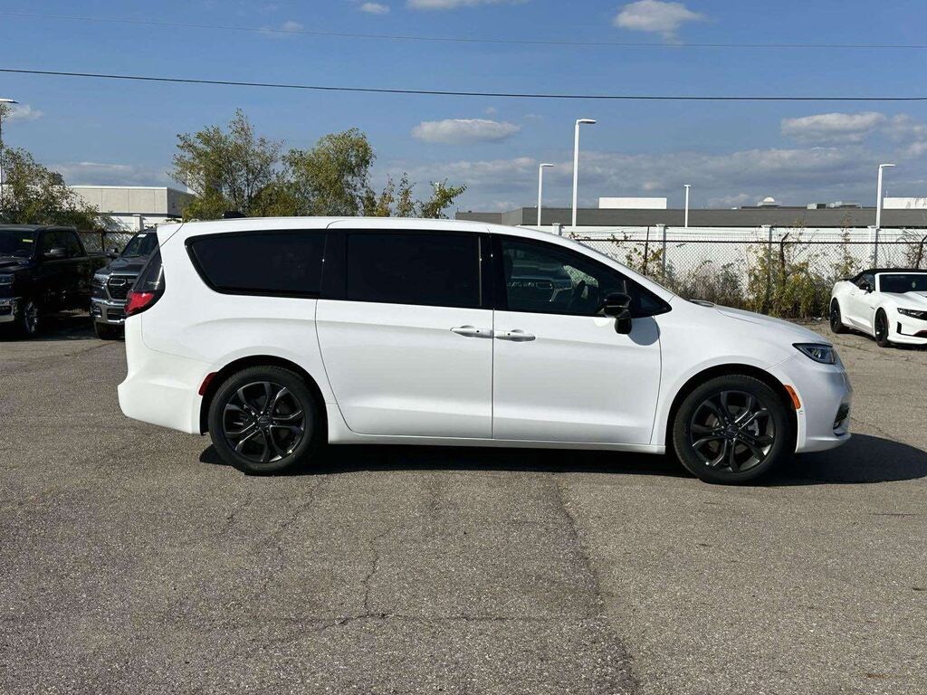 New 2026 Chrysler Pacifica Select Passenger Van