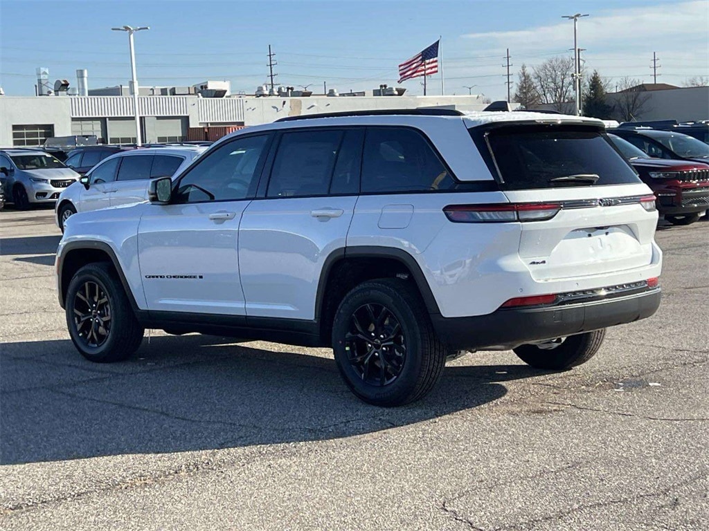New 2025 Jeep Grand Cherokee Laredo Sport Utility