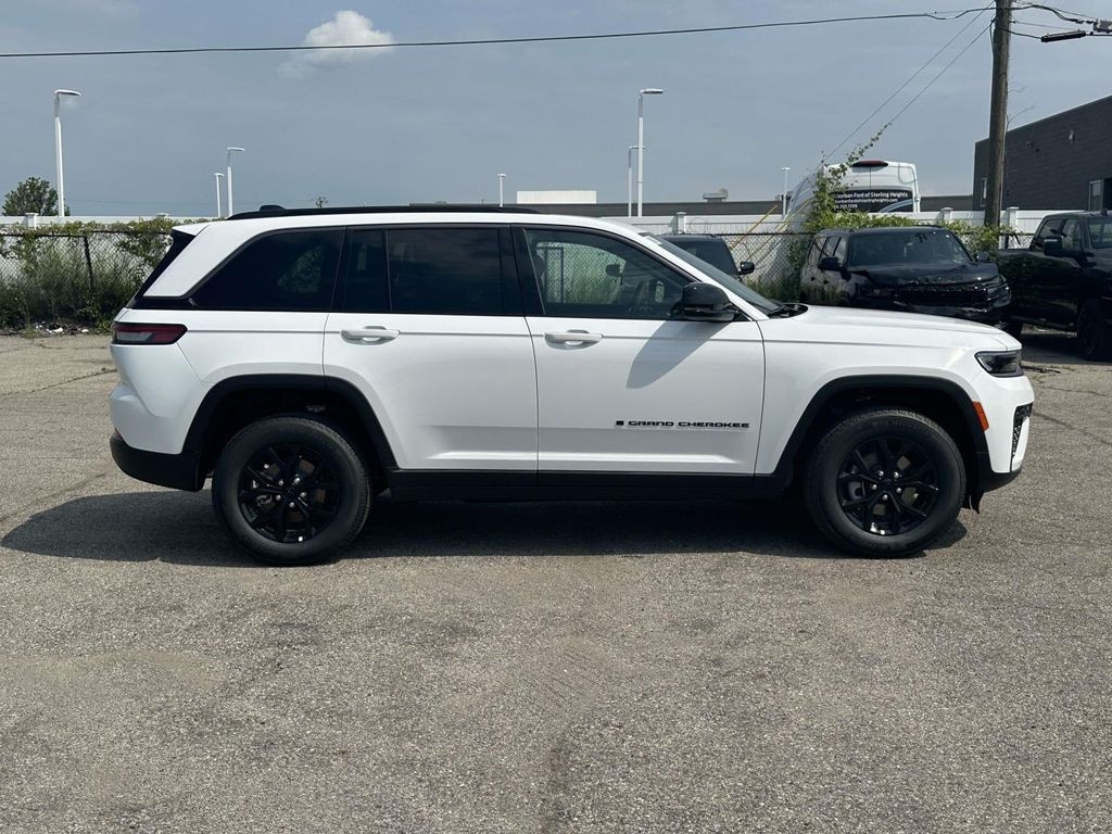 New 2026 Jeep Grand Cherokee Laredo Sport Utility