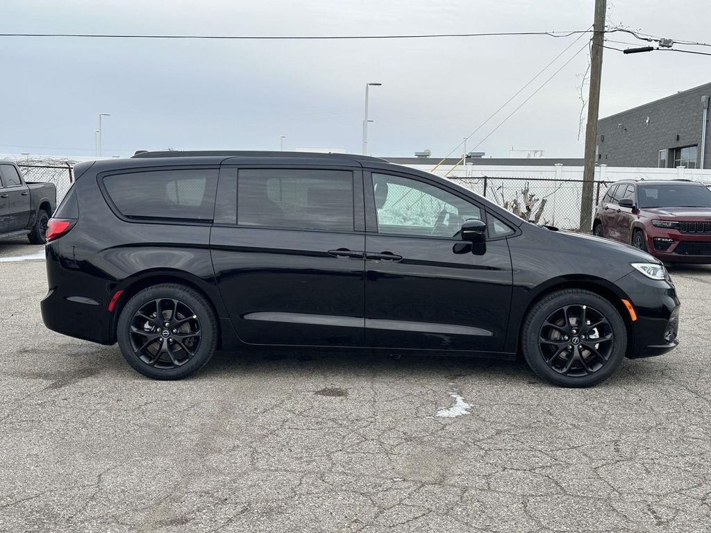 New 2026 Chrysler Pacifica Select Passenger Van