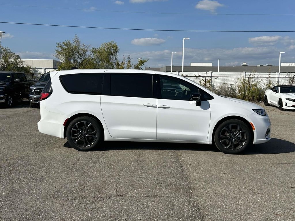 New 2026 Chrysler Pacifica Select Passenger Van
