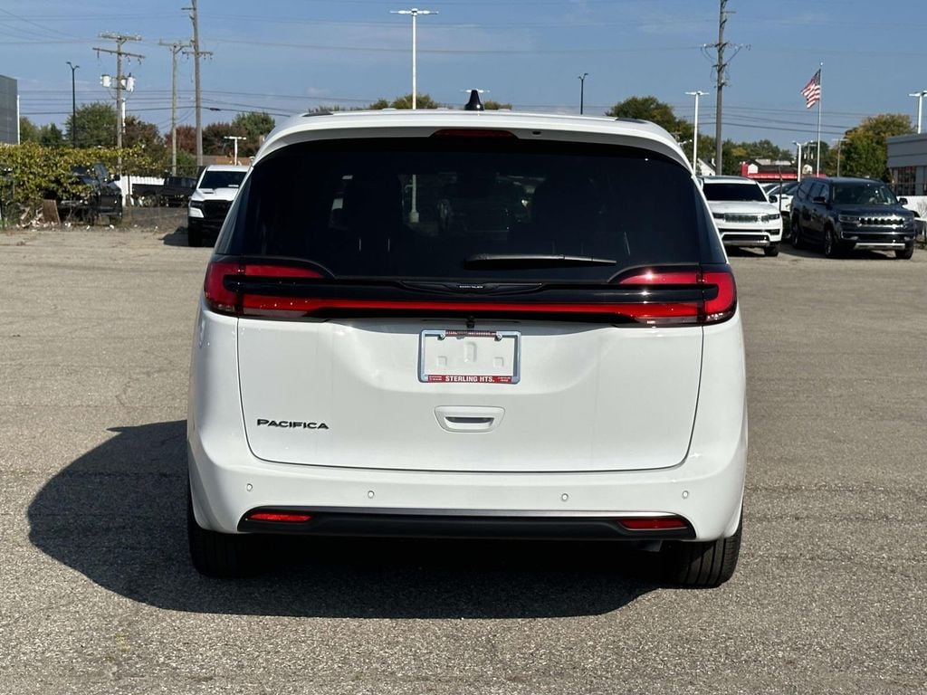 New 2026 Chrysler Pacifica Select Passenger Van