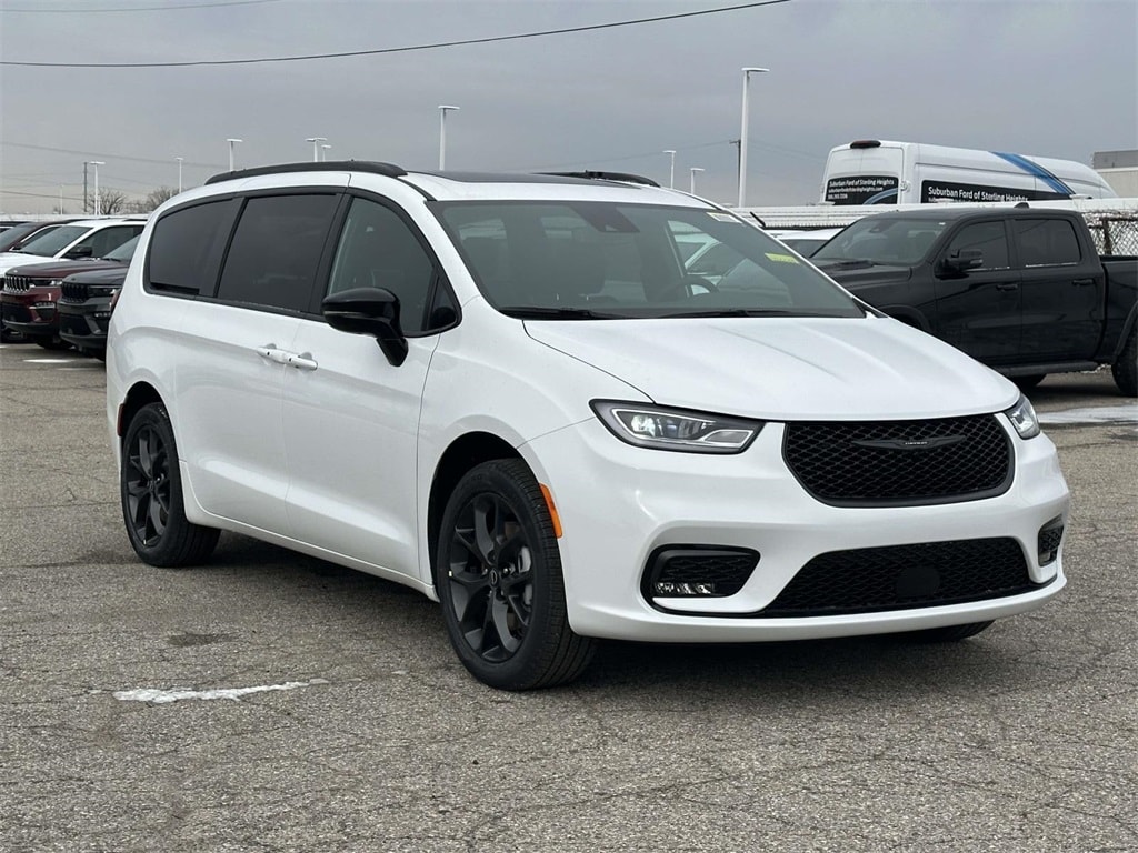 2026 Chrysler Pacifica Limited's photo