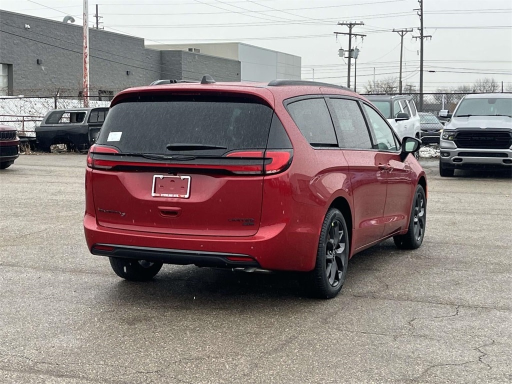 New 2026 Chrysler Pacifica Limited Passenger Van