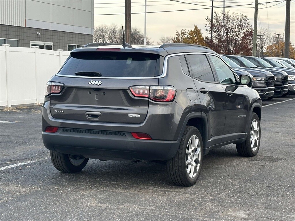 2022 Jeep Compass Latitude Lux photo 3