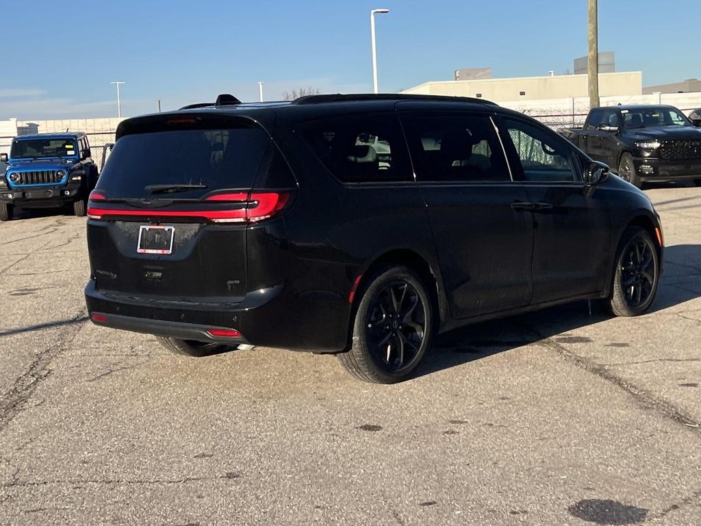 New 2026 Chrysler Pacifica Select Passenger Van