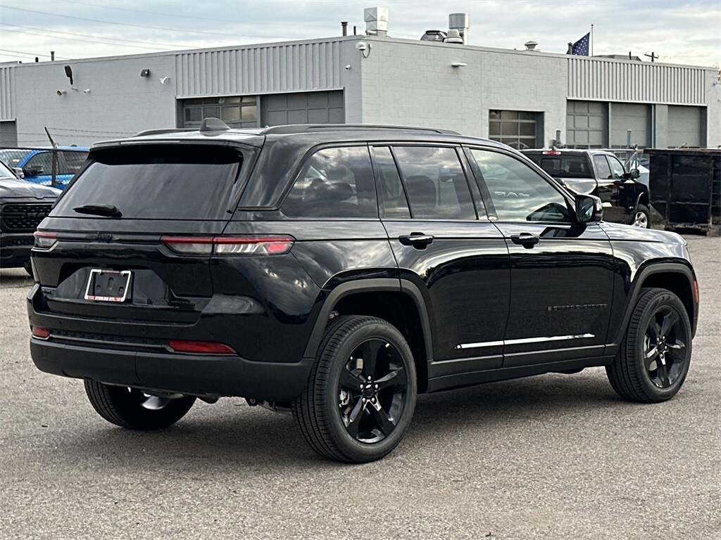 2025 Jeep Grand Cherokee Limited photo 2