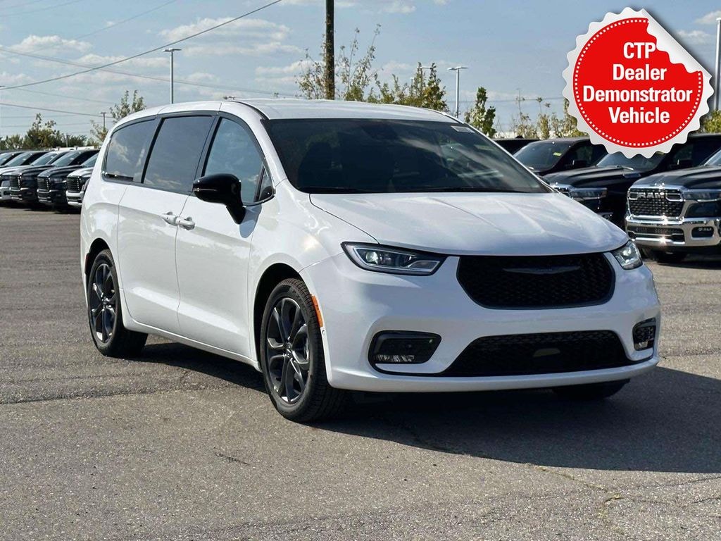New 2026 Chrysler Pacifica Select Passenger Van