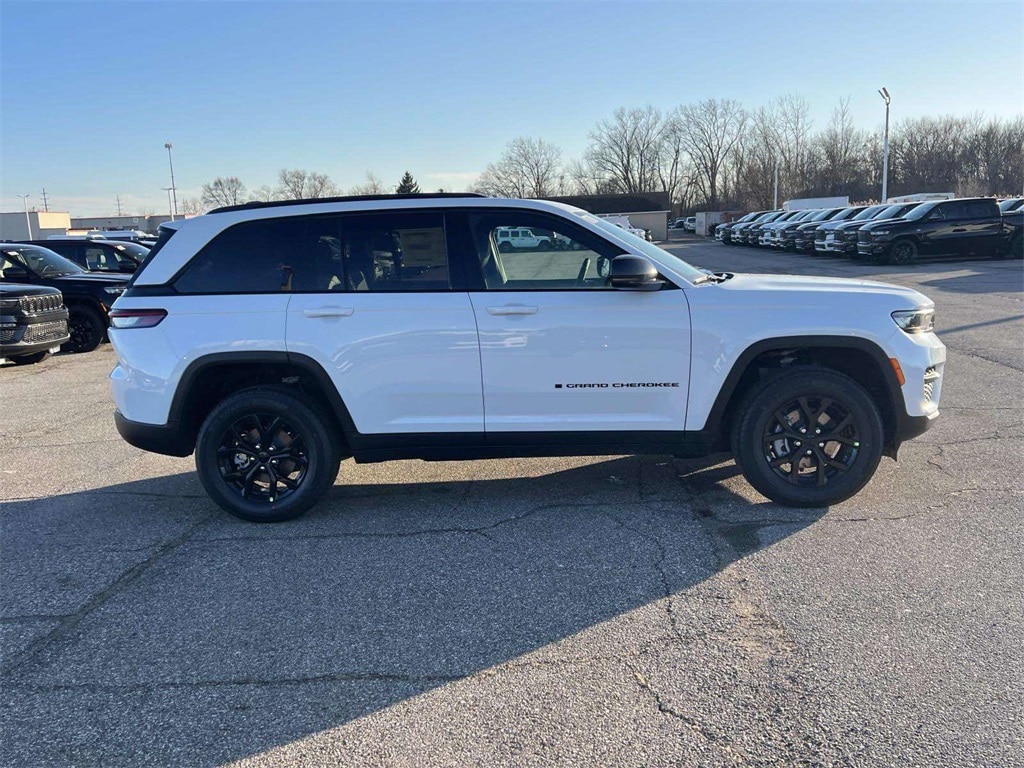 New 2025 Jeep Grand Cherokee Laredo Sport Utility