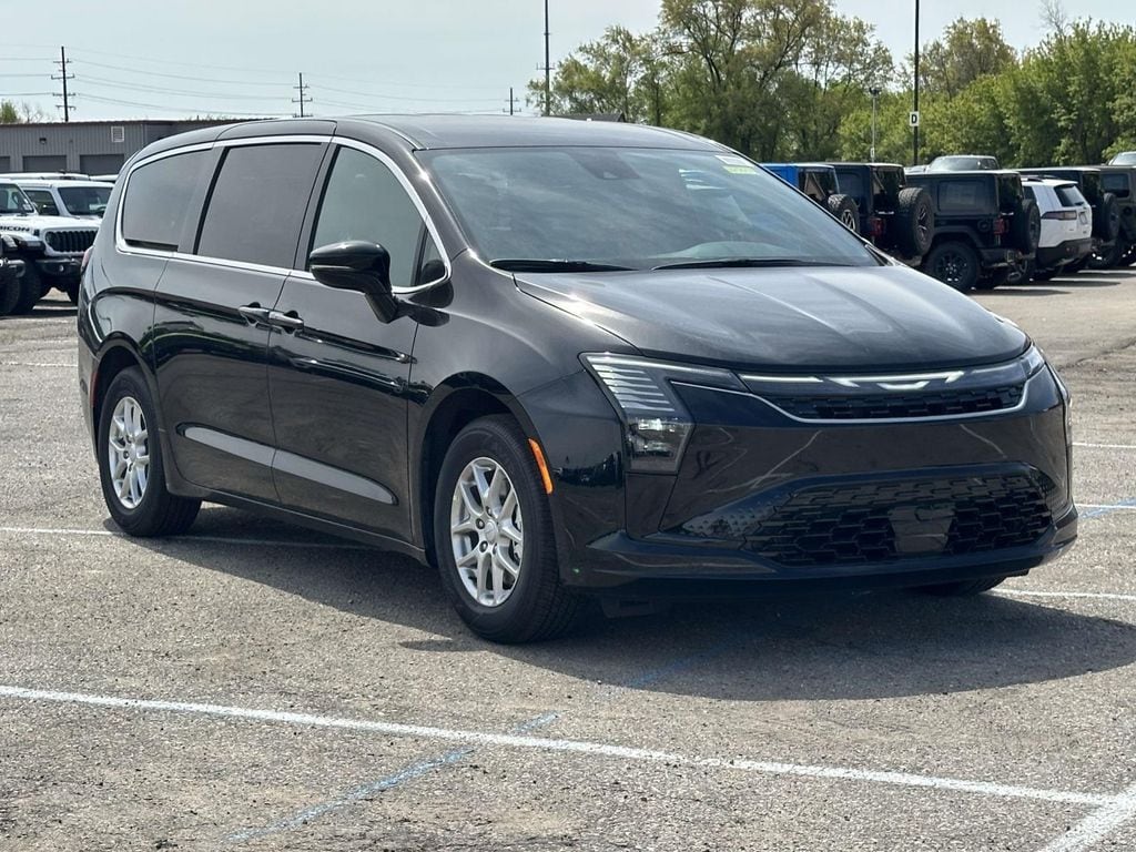 2027 Chrysler Pacifica Select's photo