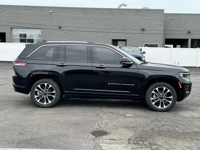 2022 Jeep Grand Cherokee Overland photo 2