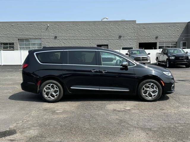 Used 2022 Chrysler Pacifica Limited with VIN 2C4RC3GG5NR152274 for sale in Sterling Heights, MI