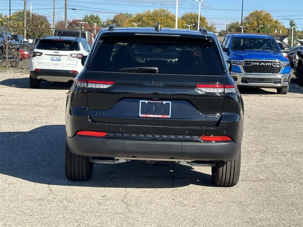 2025 Jeep Grand Cherokee Limited photo 3