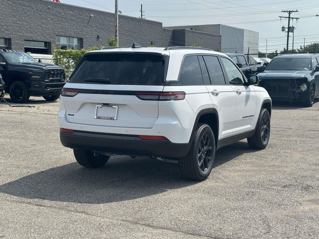 New 2026 Jeep Grand Cherokee Laredo Sport Utility