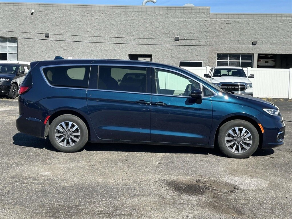 2022 Chrysler Pacifica Hybrid Touring L photo 2