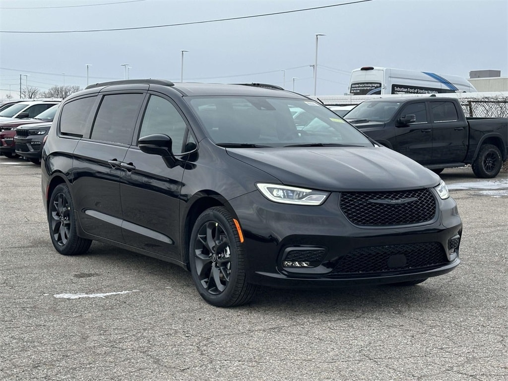 2026 Chrysler Pacifica Select's photo