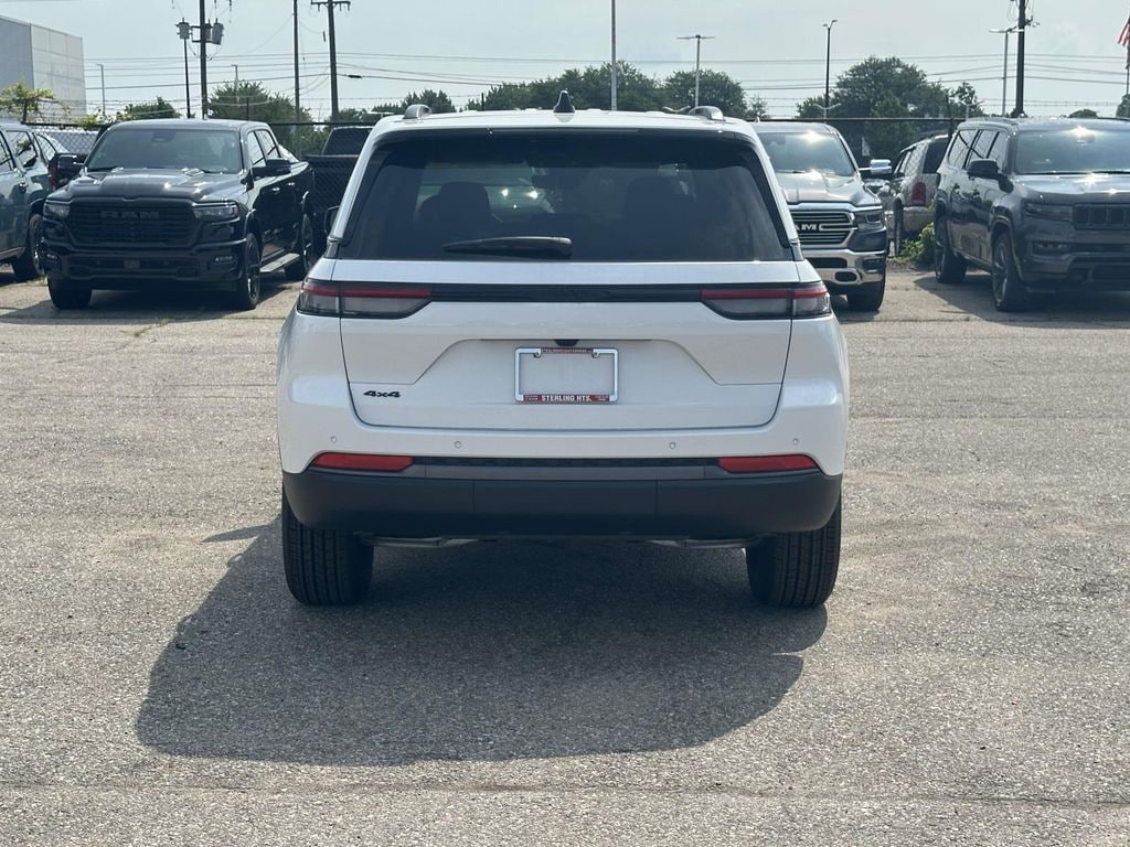 New 2026 Jeep Grand Cherokee Laredo Sport Utility