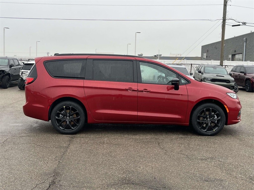 New 2026 Chrysler Pacifica Limited Passenger Van