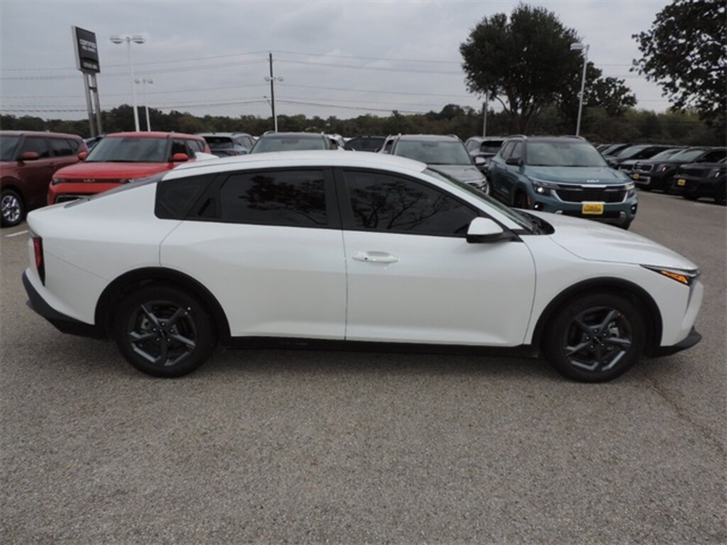 New 2025 Kia K4 LXS Sedan