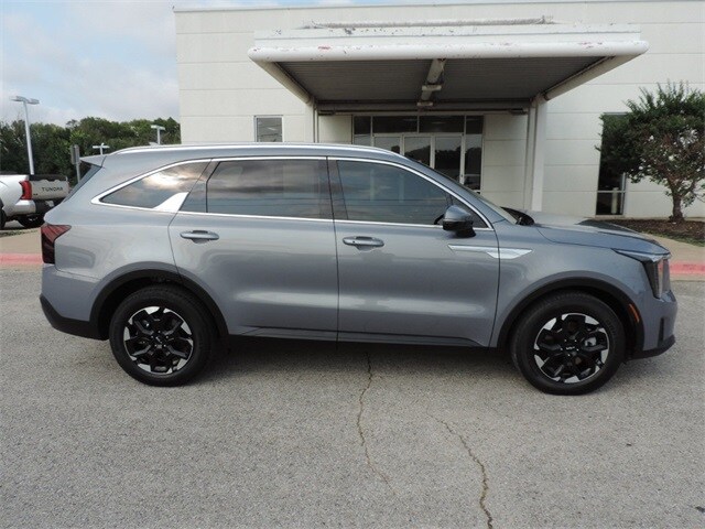 2025 Kia Sorento S photo 4