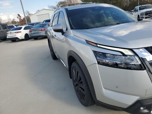 2022 Nissan Pathfinder Platinum's photo