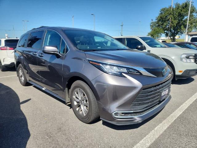 2023 Toyota Sienna XLE's photo
