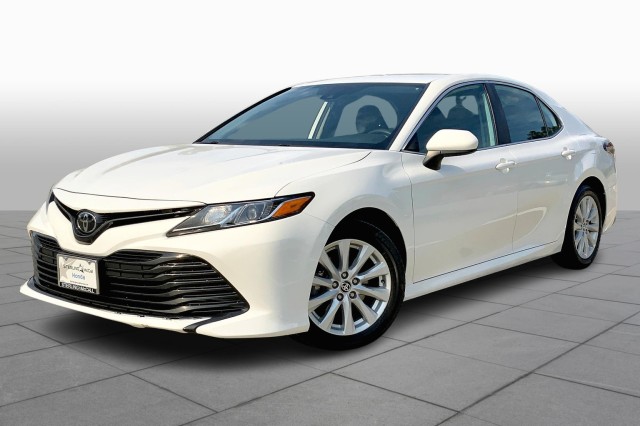 2020 Toyota Camry LE's photo