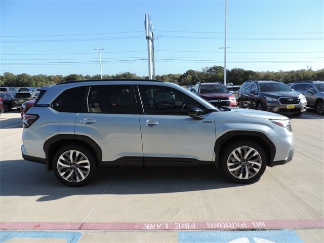 2025 Subaru Forester Touring photo 4