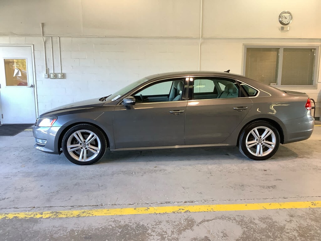 Used 2012 Volkswagen Passat 3.6L V6 SE w/Sunroof Sedan