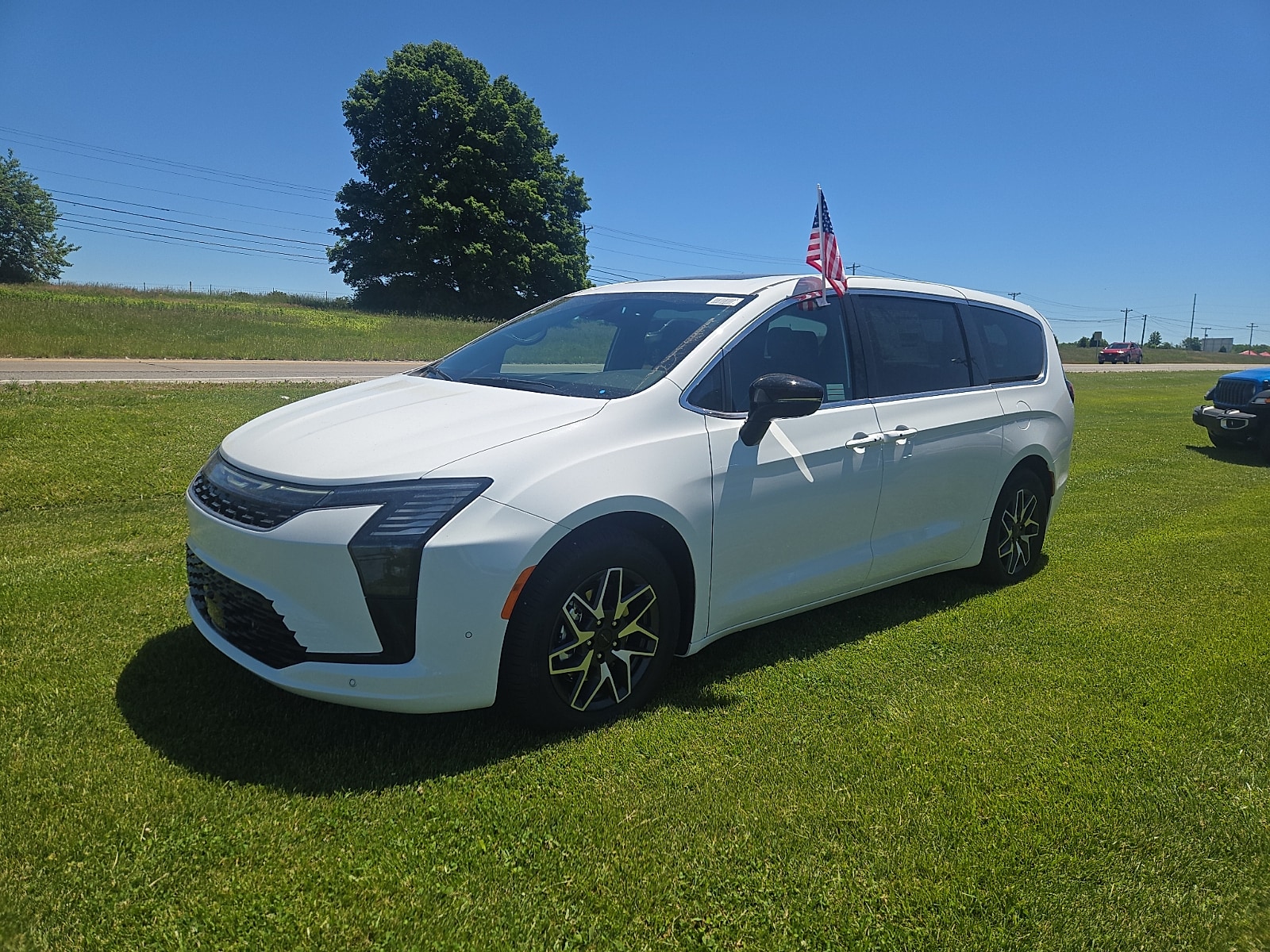 2027 Chrysler Pacifica Limited's photo
