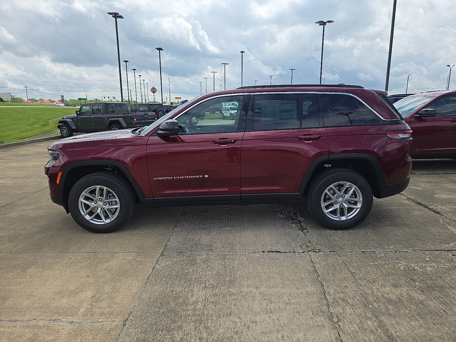 2025 Jeep Grand Cherokee Laredo X photo 2
