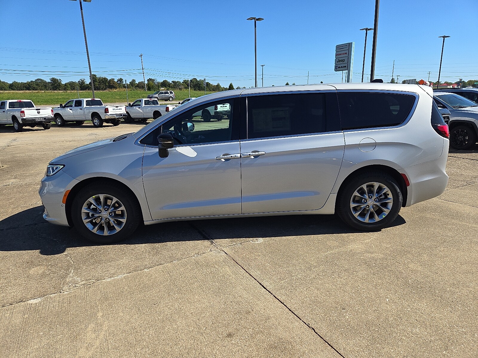 2026 Chrysler Pacifica Limited photo 2